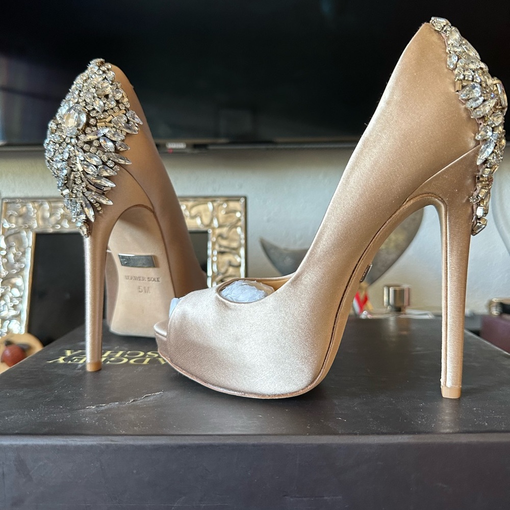 Badgley Mischka Kiara peep toe